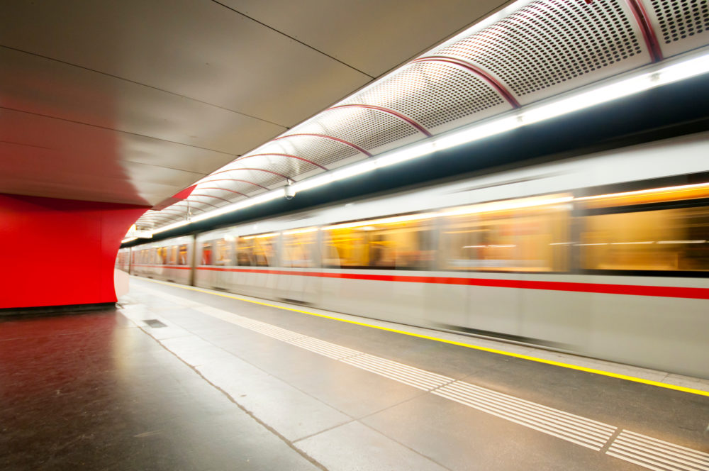 U-Bahn fährt in Station ein, Mobilität & Suffizienz