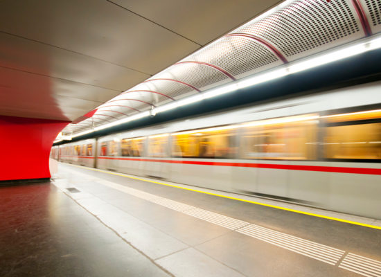 U-Bahn fährt in Station ein, Mobilität & Suffizienz
